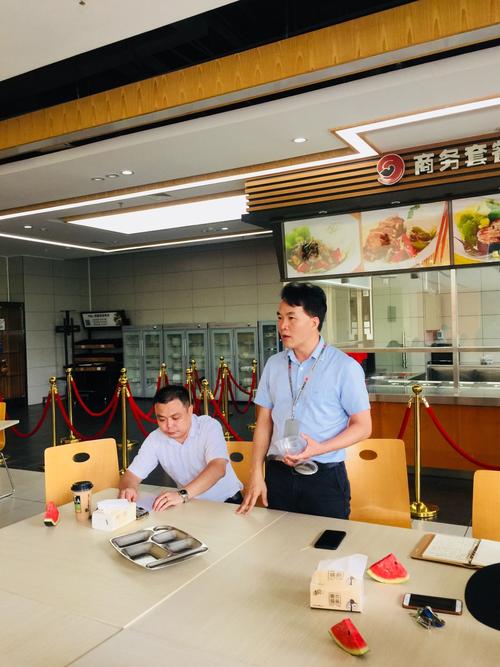 鸿骏李总很重视餐厅服务细节,给员工开会亲自做试范培训.